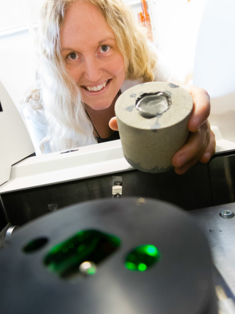 SINTEF scientist Malin Torsæter is using micro computed tomography to investigate the interior of a sample consisting of cement and rock.