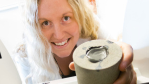 SINTEF-forsker Malin Torsæter bruker mikrodatatomografi for å undersøke innsiden av en prøve som består av sement og bergart.