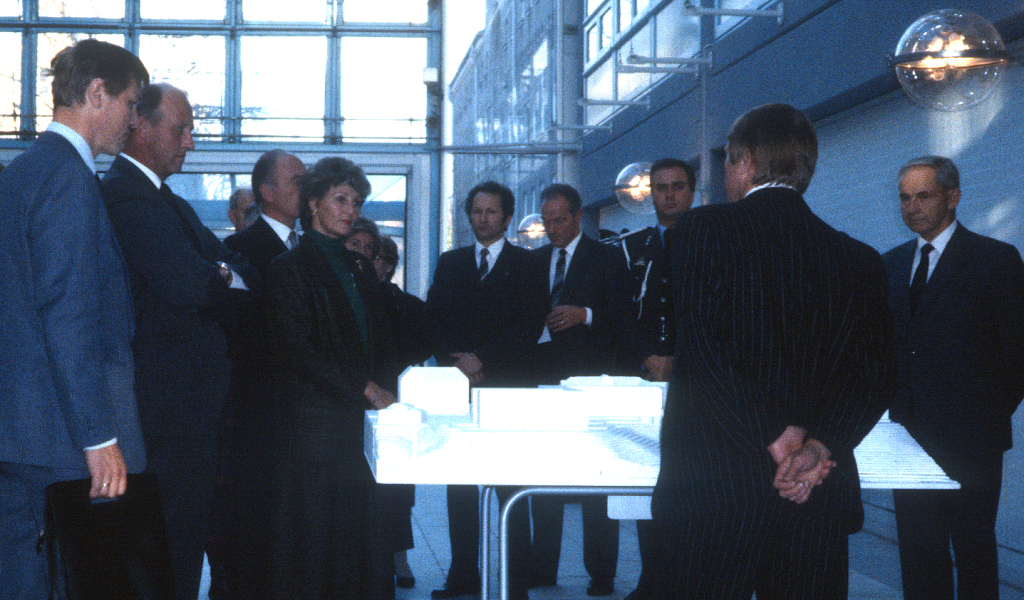 I oktober 1986 besøkte Kronprinsparet SINTEF og NTNU, hvor de også ble vist rundt i det nye Elektrobygget.