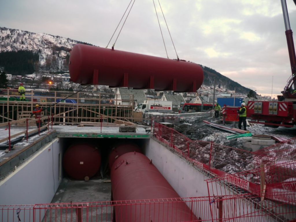 Cold storage tanks being placed underground at the Bergen University College (Photo: Statsbygg)