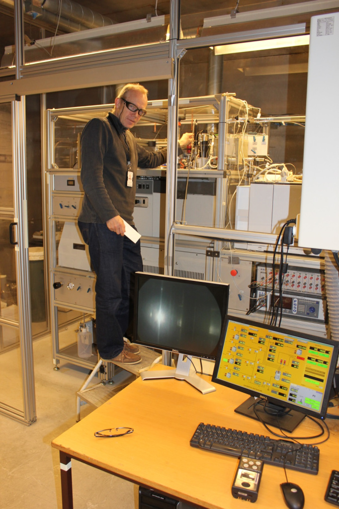 Research scientist Jacob Stang from SINTEF Energy Research operating the CO2Mix phase equilibrium facility