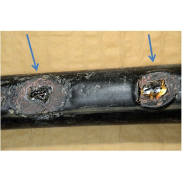 Skader på ytterkappen til en kabel, som indikerer at det har vært høy lokal varmeutvikling i kobberskjermen/aluminiumlaminatet på disse stedene.