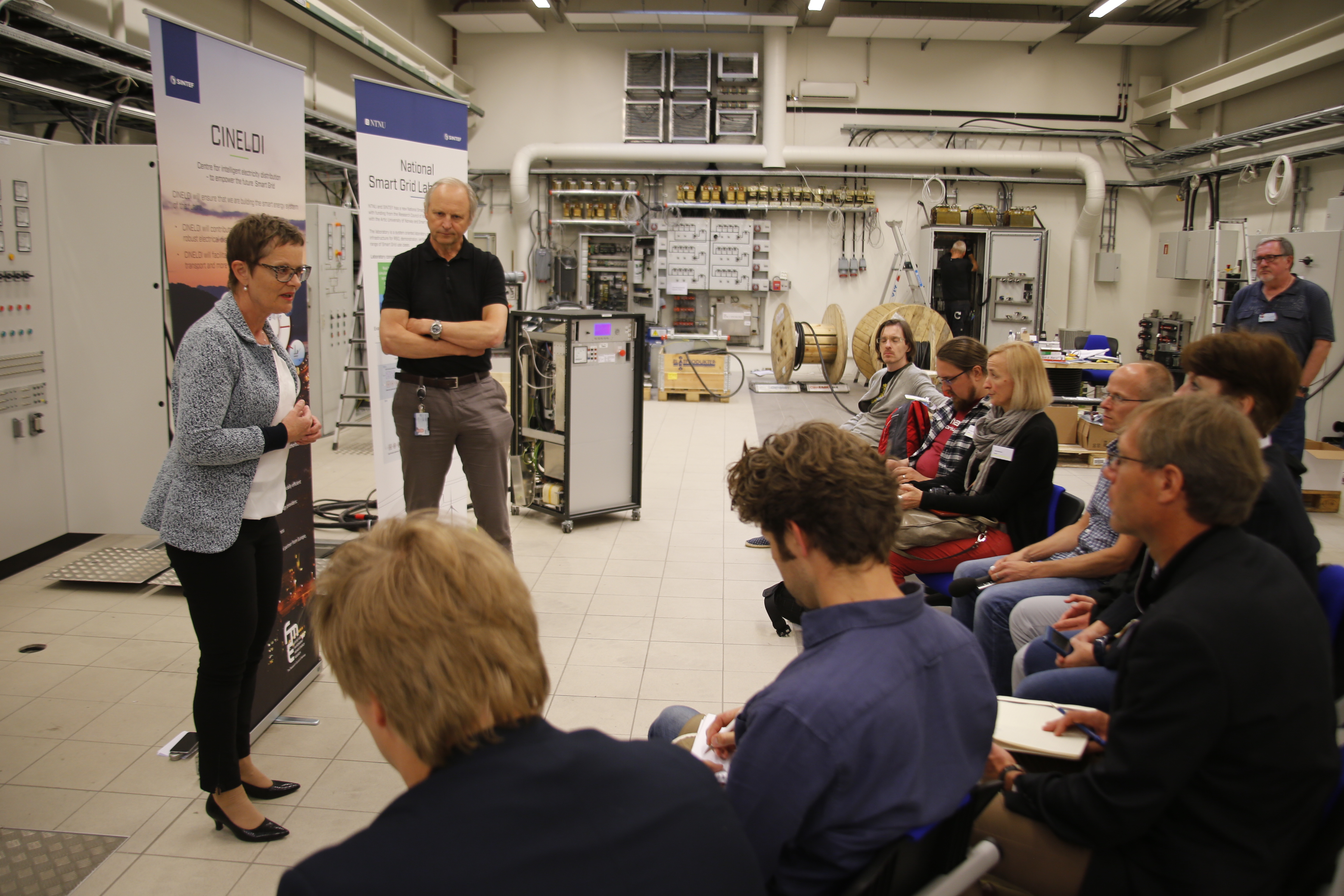 Gerd Kjølle og Kjell Sand i Smart Grid laboratoriet i forbindelse med et besøk av europeiske journalister i juni 2016. Fotograf: Gry Karin Stimo/SINTEF