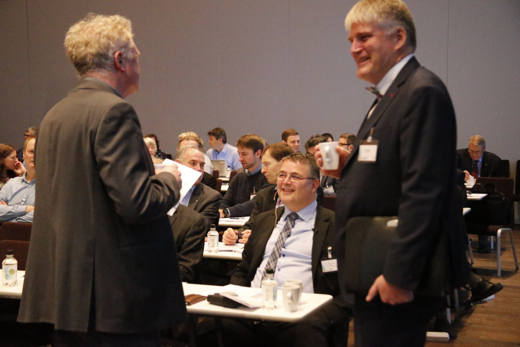 Johan Hustad from NTNU and Nils Røkke from SINTEF, the State Secretary Kjell Børge Freiberg in the middle.