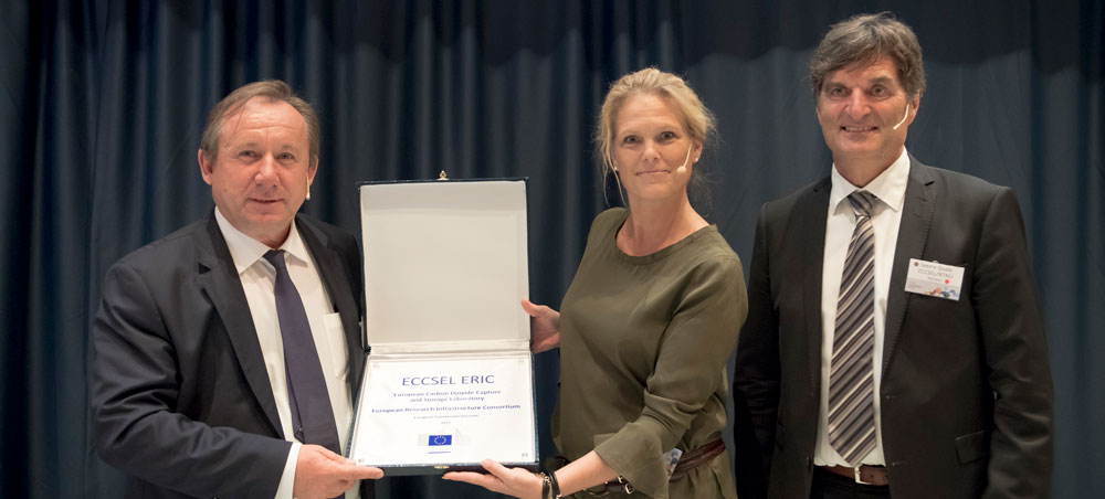 Wolfgang Burtscher presents the ECCEL ERIC plaque to Ingvil Smines Tybring-Gjedde and Sverre Quale, direktor of the ECCSEL laboratories.