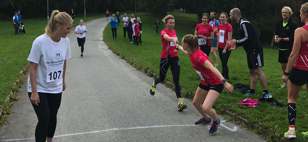 2.veksling: Anu Schei leverer pinnen til Mari Haugen mens de andre Løperjentene heier