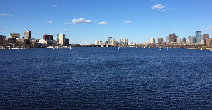 Boston til høyre, Cambridge og MIT til venstre