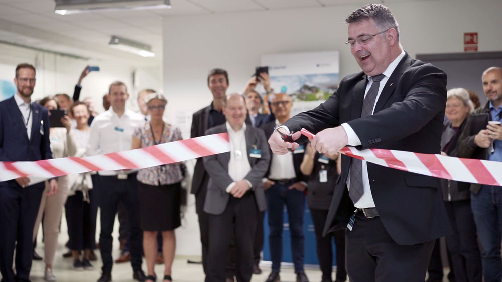 Minister of Petroleum and Energy, Mr. Kjell-Børge Freiberg cutting the ribbon