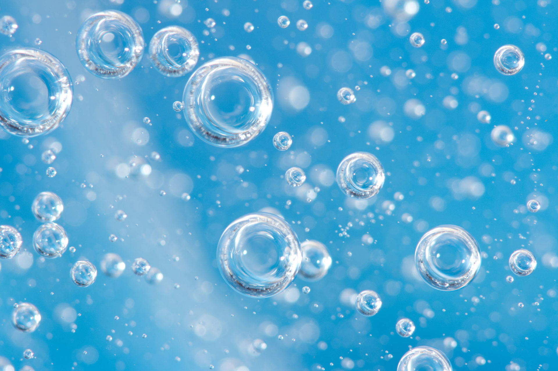 Воздухом водой кислородом и другим. Пузырьки в воде. Мыльные пузыри на воде. Голубая вода с пузырьками. Пузыри воздуха.