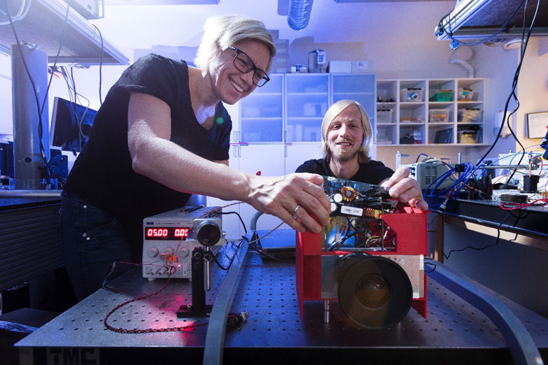 Researchers Trine Kirkhus and Jostein Thorstensen assembling the I3DS projector.