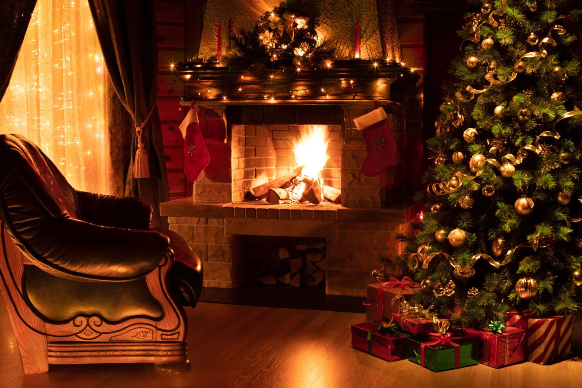 White Living Room Christa'christmas Tree Fireplace