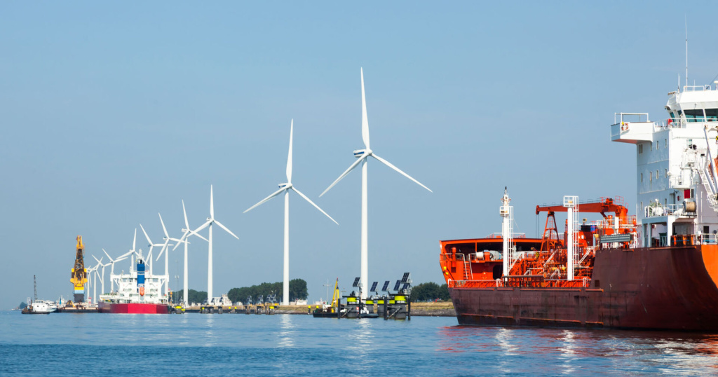 Havn med vindturbiner og solpaneler