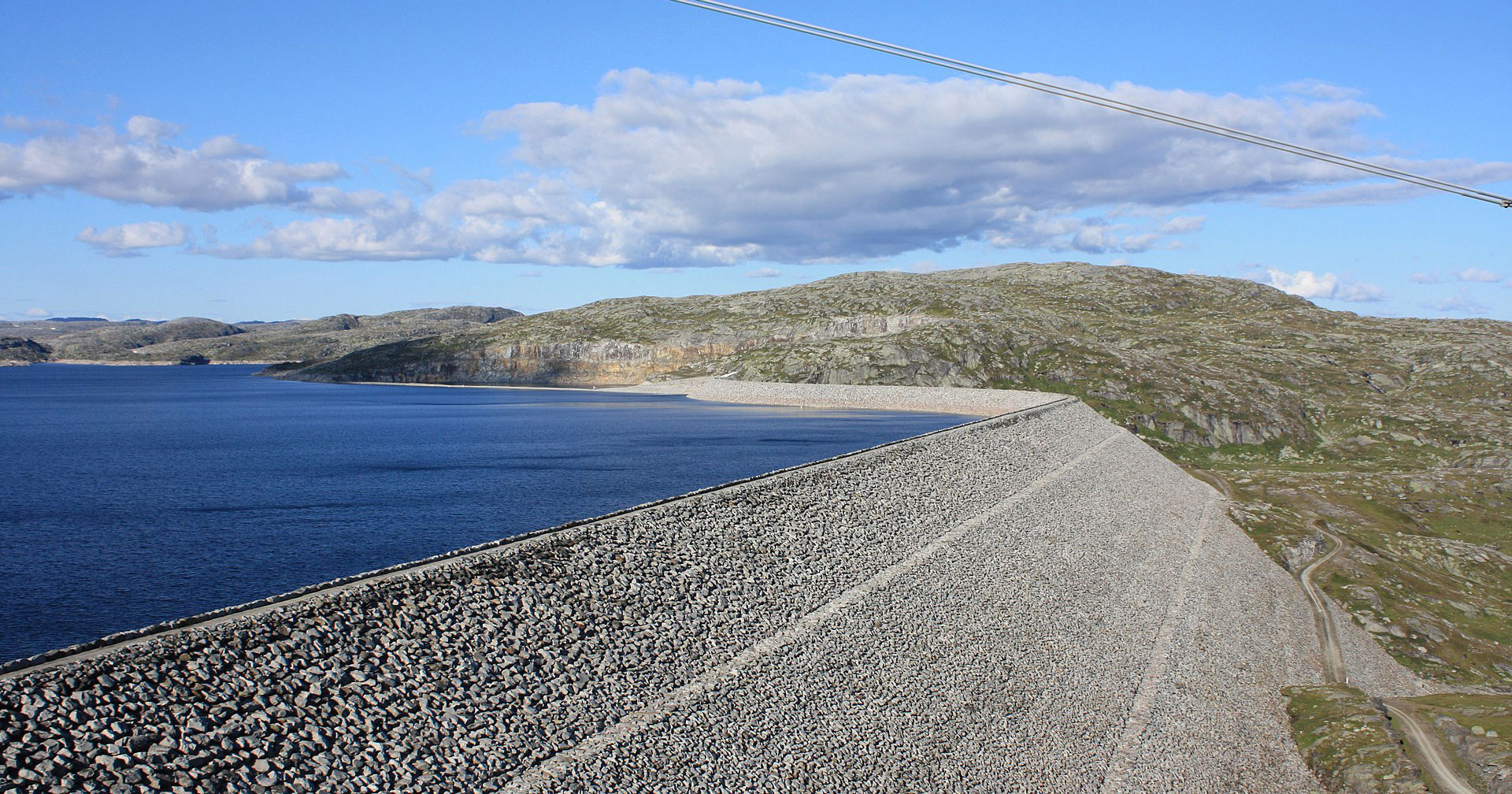 The Storvassdammen dam is a part of Ulla-Førre, a hydropower plant that straddles the municipalities of Hjelmeland, Suldal and Bylke.