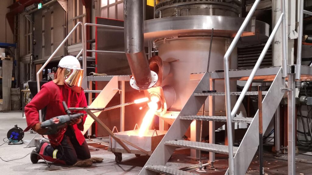 Operator from Elkem Thamshavn draining liquid silicon from the furnace