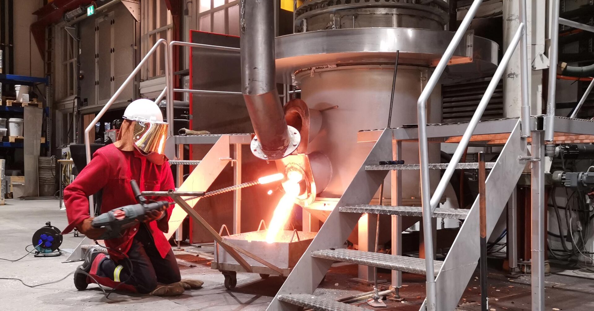 Operator from Elkem Thamshavn draining liquid silicon from the furnace