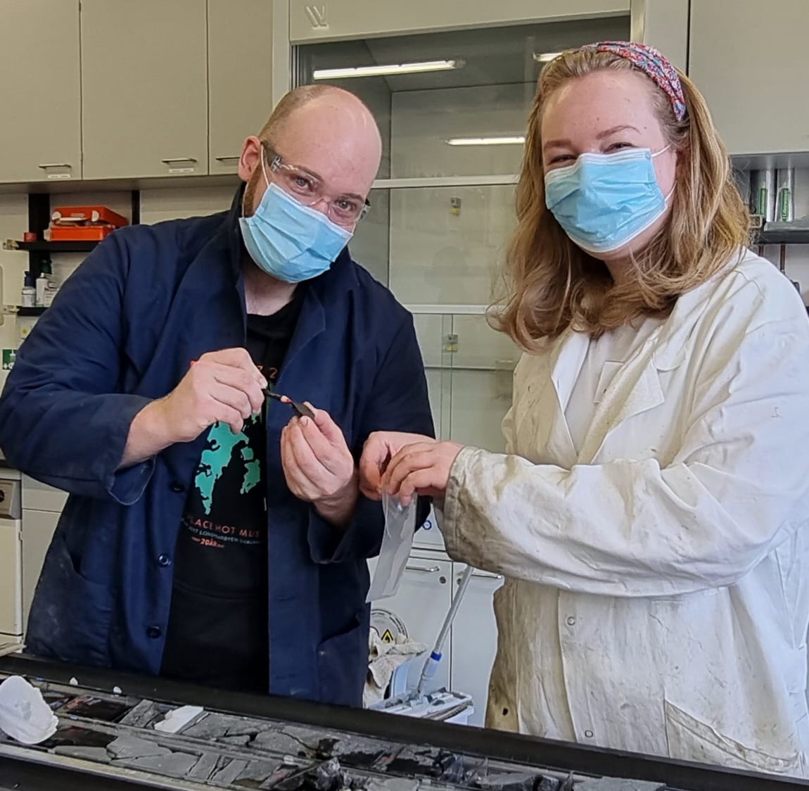 Peter Betlem (left) and Marija Plahter Rosenqvist (right; University of Oslo) preparing basalt samples.