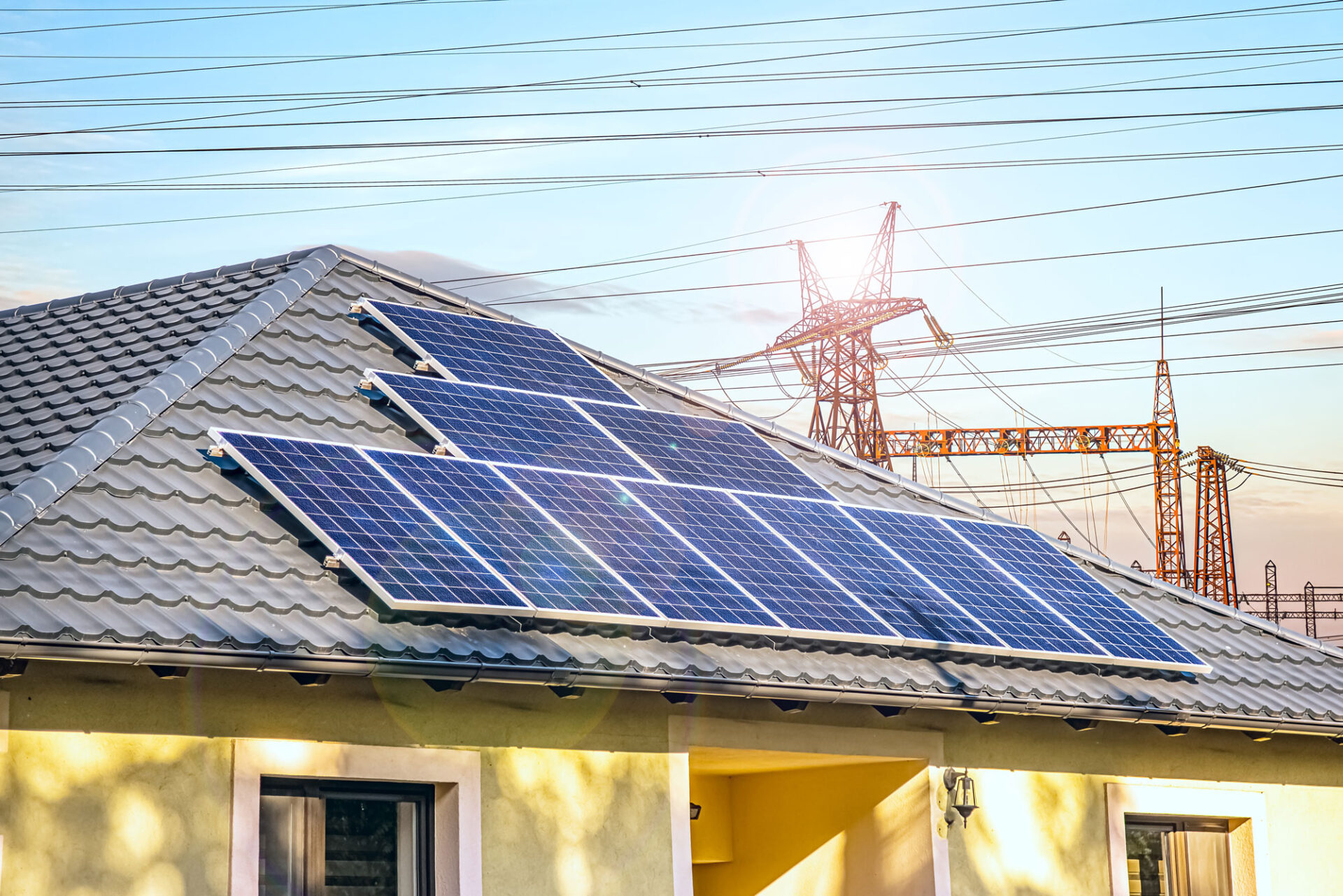 solceller på tak, med strømnett i bakgrunnen