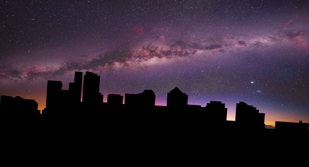 mørk by og lilla horisont