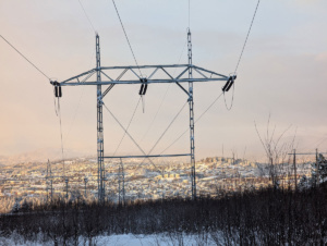 Strømnett og en by i bakgurnnen