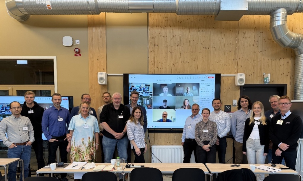 Det var høy fysisk og digital deltakelse på SolKit sitt oppstartsmøte i juni 2025.