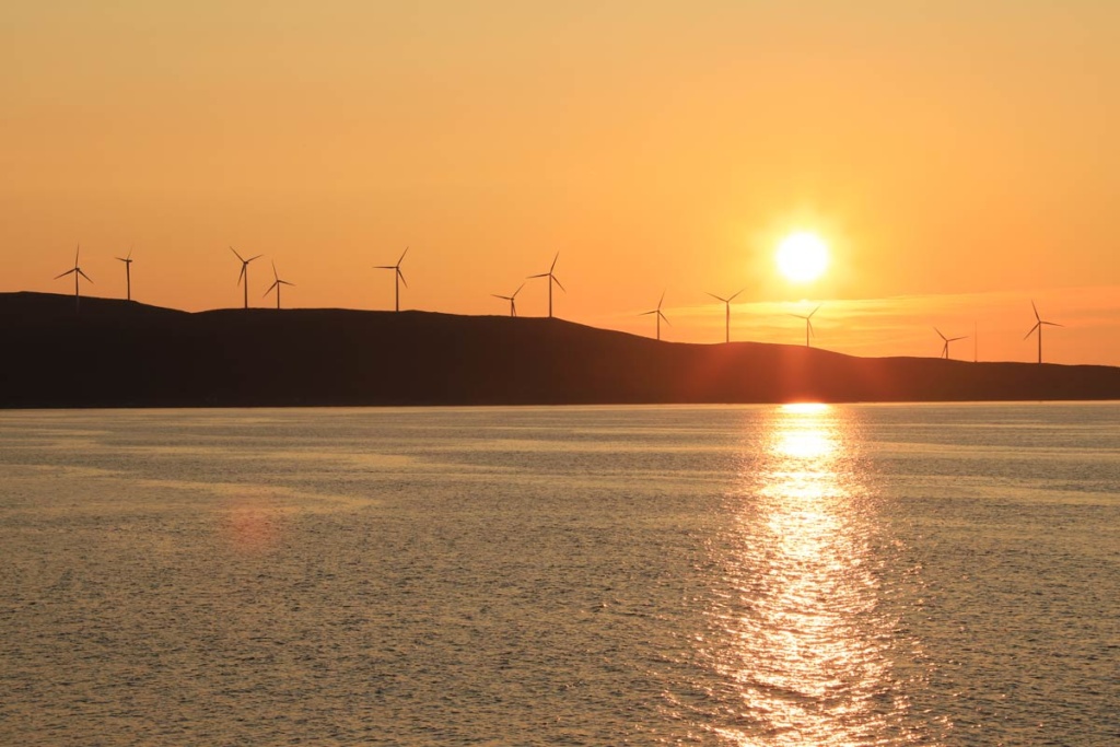 Picture of Fakken vindkraftverk in the midnight sun.